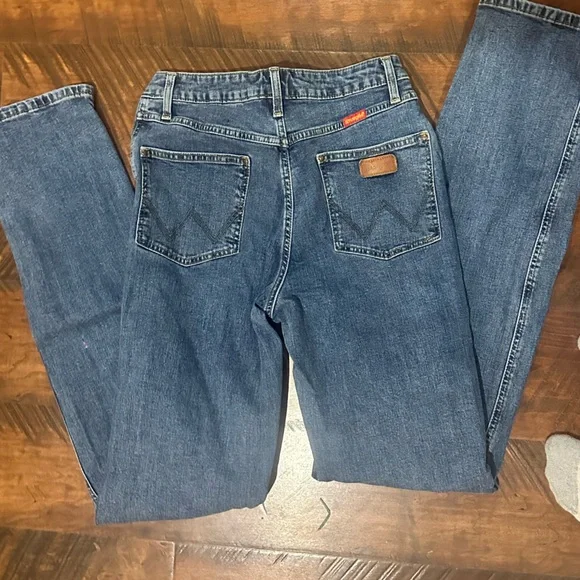 Women’s Wrangler Jeans - Picture 2 of 4